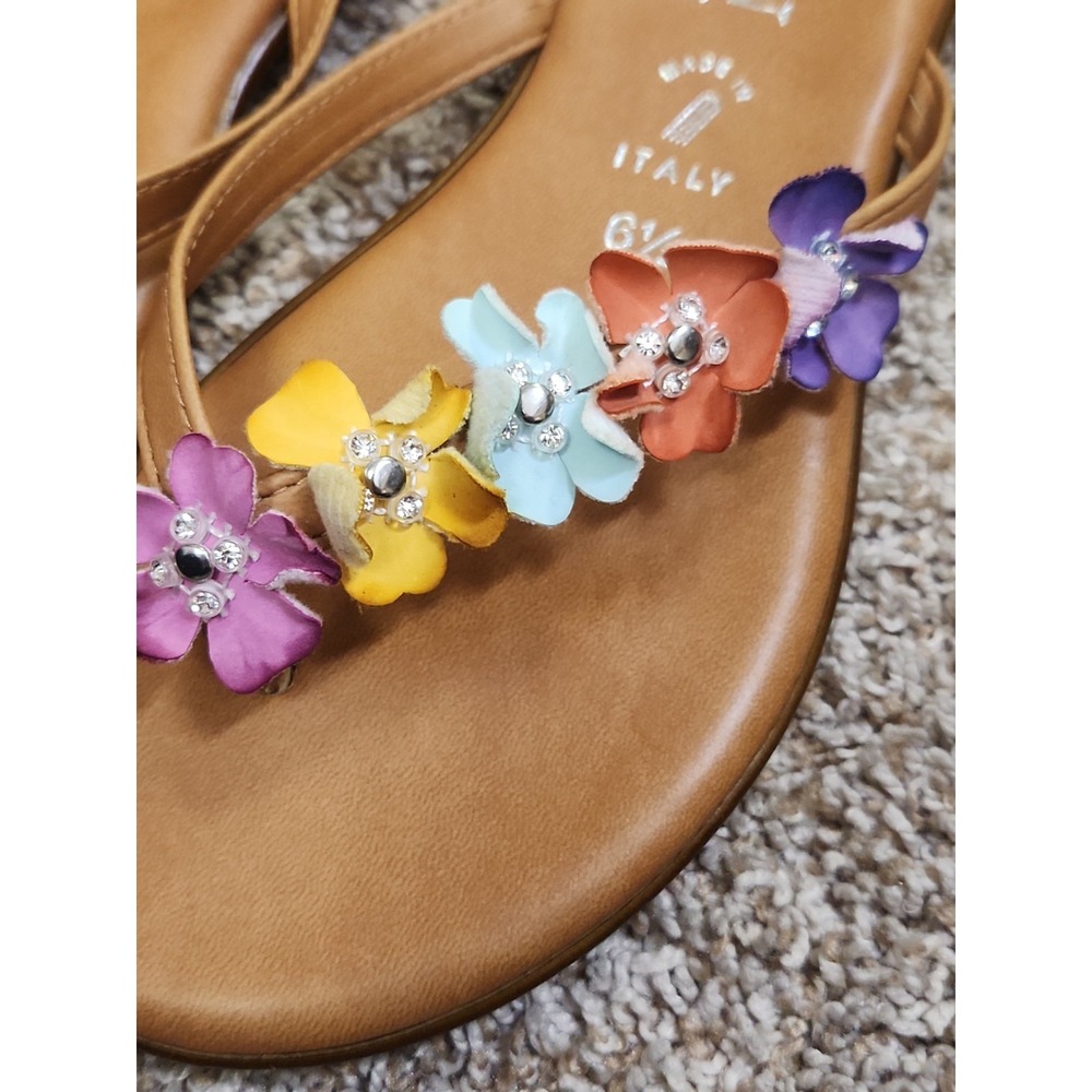 Italiana by ltalian Shoemakers Adara Floral Tan Leather Thong Sandals Size 6.5 - Picture 4 of 6